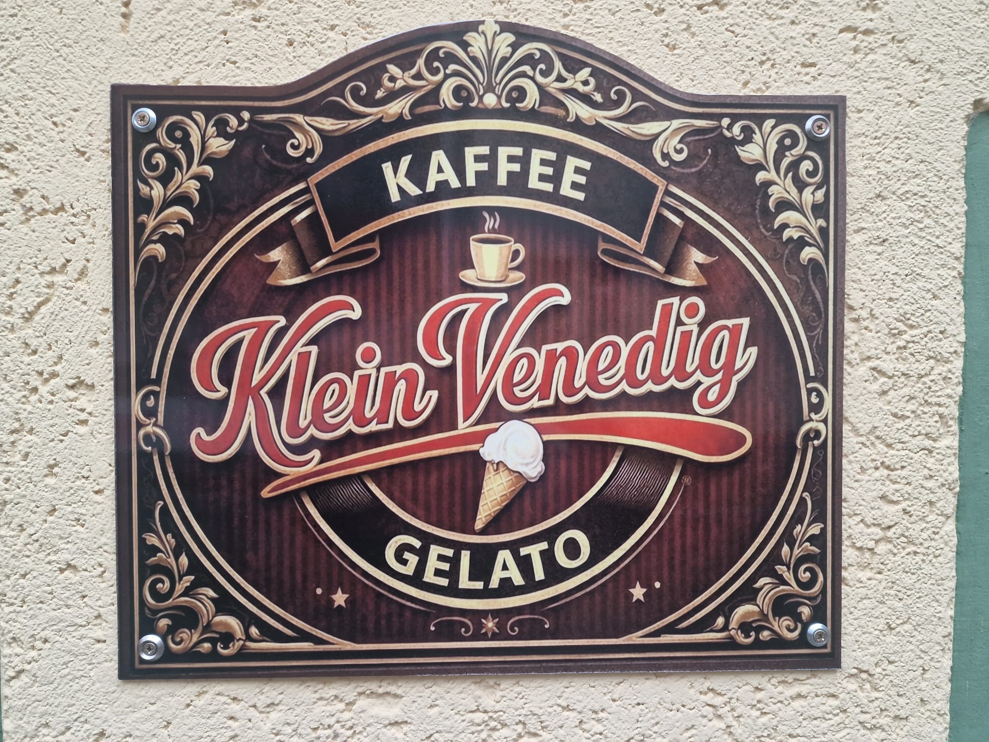 Klein Venedig Kaffee & Gelato Schild in der Freiburger Fischerau