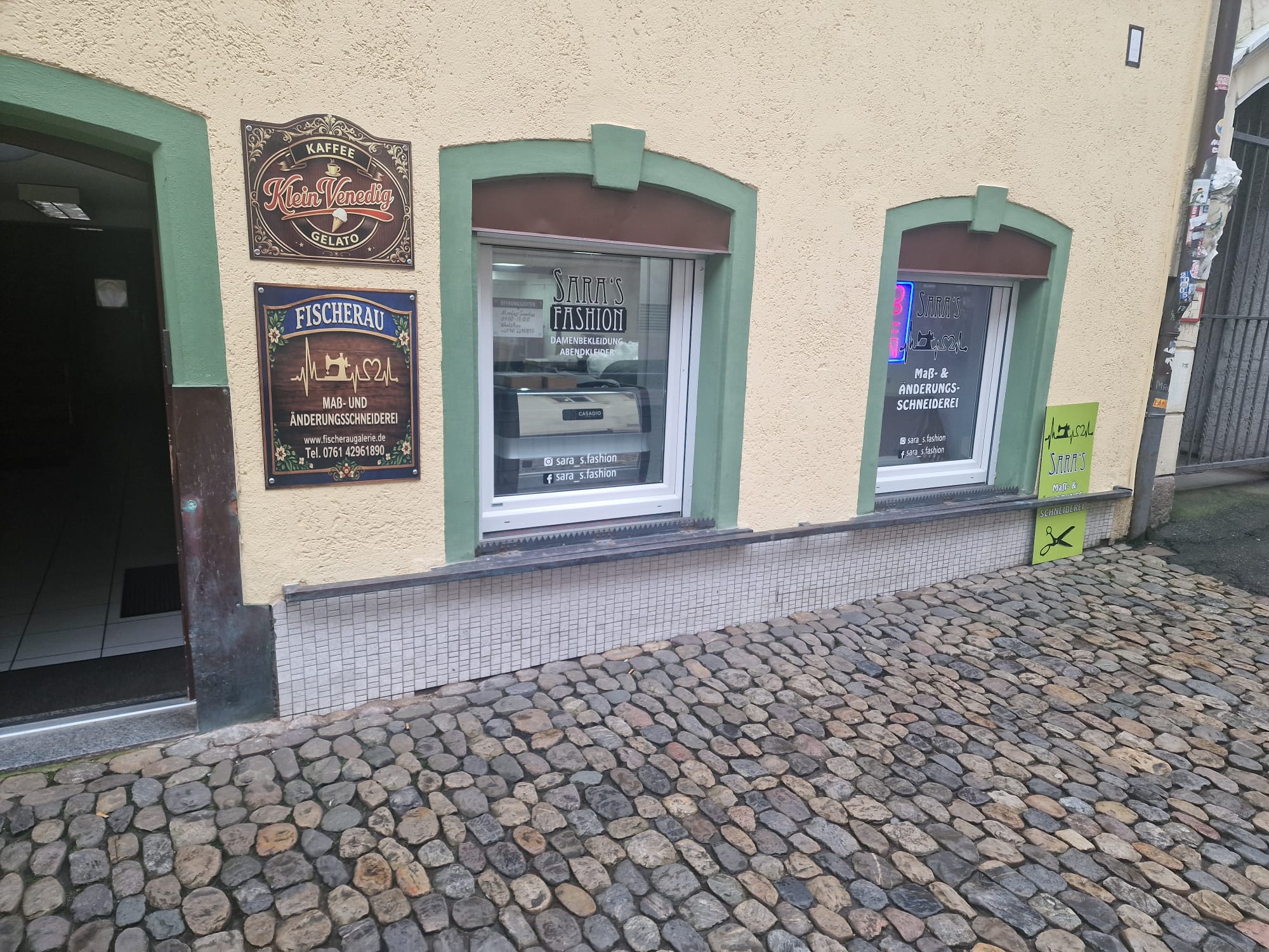 Außenansicht Klein Venedig mit dem neuen Casadio-Siebträger im Schaufenster