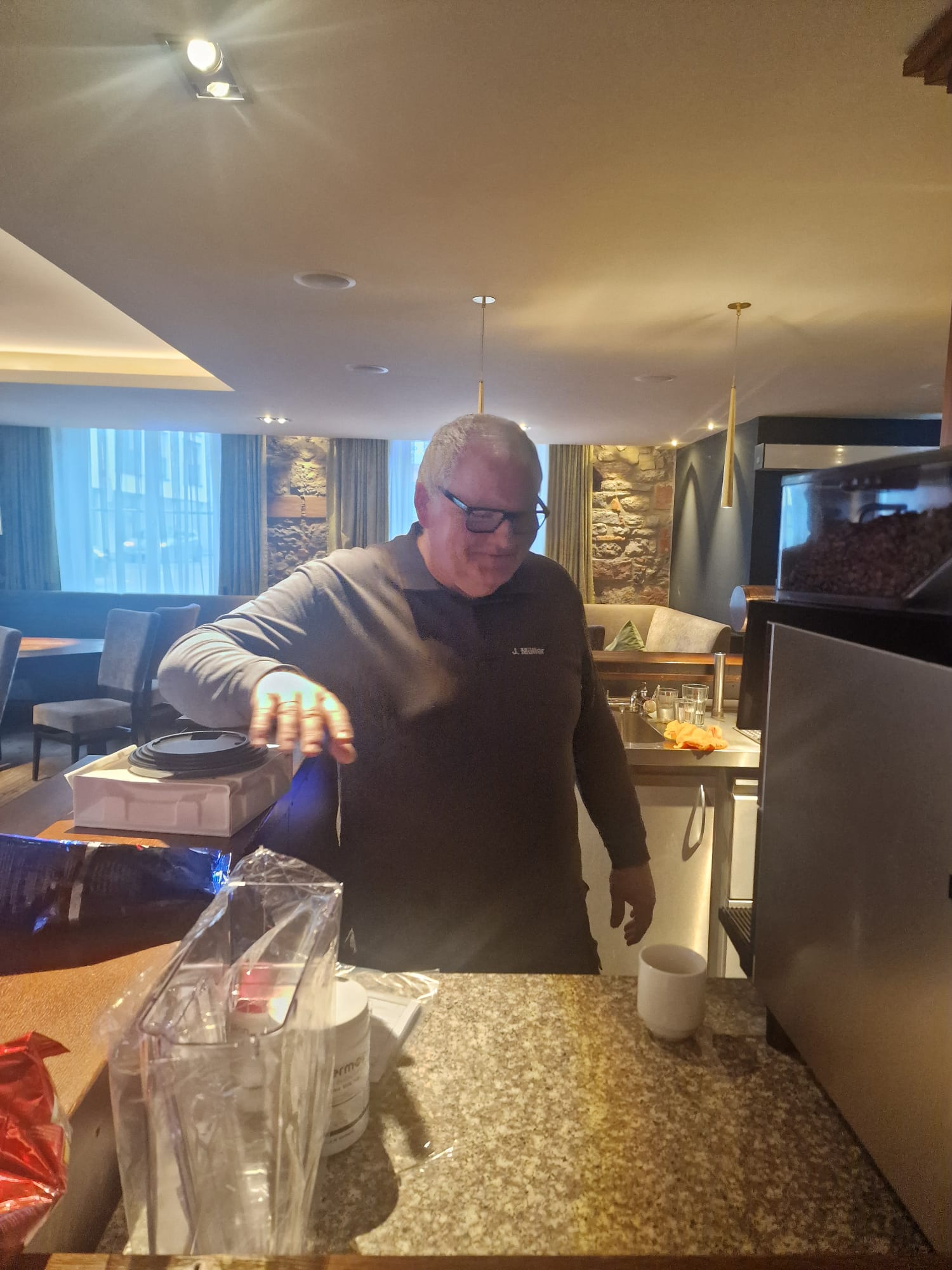 Unser Techniker bei der Installation des Thermoplan-Vollautomaten